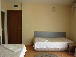 Отель Family Hotel Bistritsa Сандански Двухместный номер с 2 отдельными кроватями и балконом-1